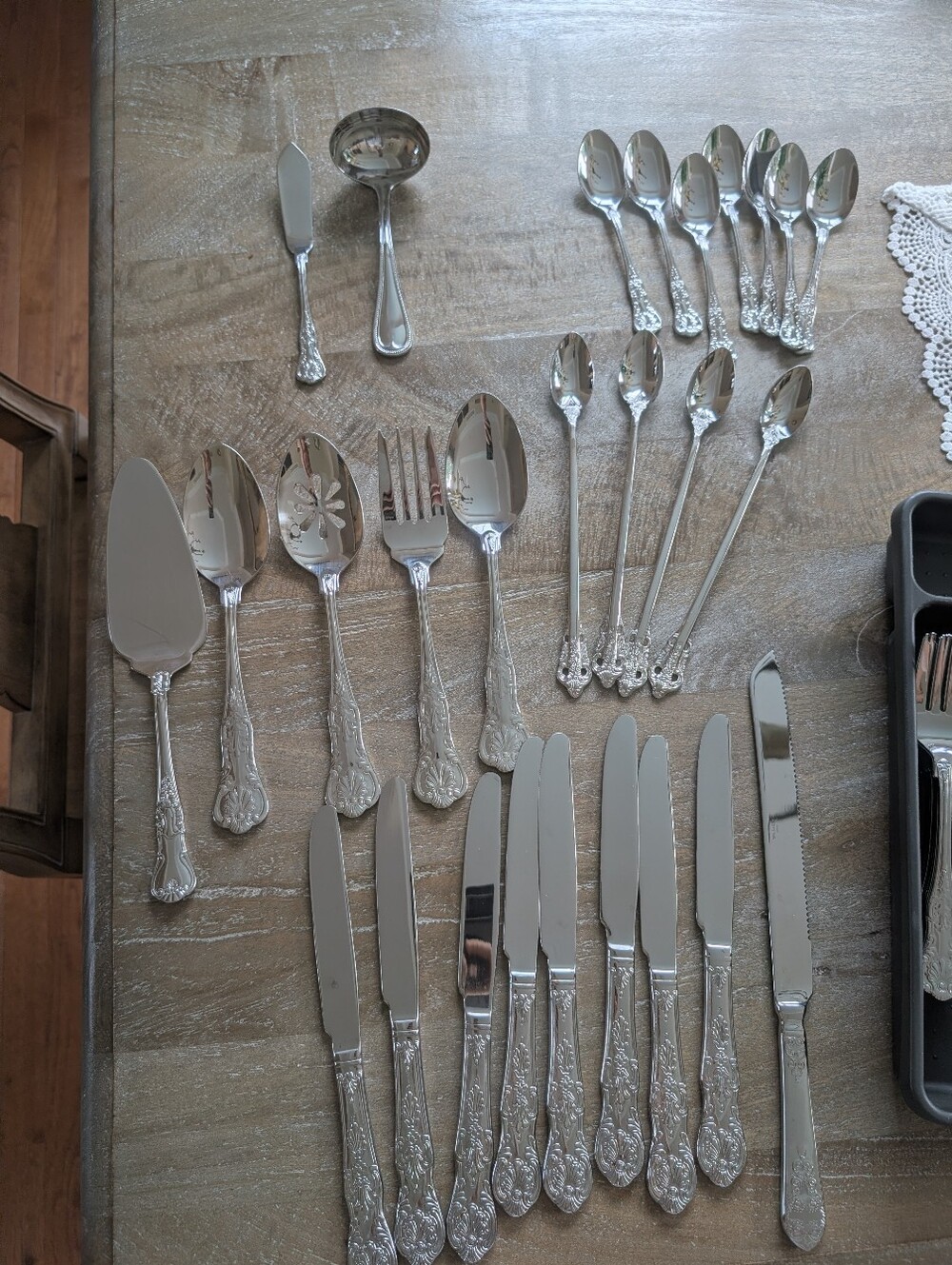 Wallace 18/10 Silverware Set With Trays